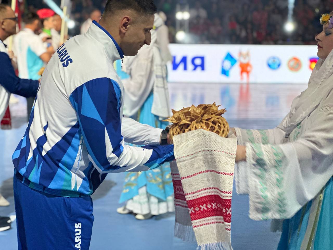 Зажигательные танцы и спортивное братство. В Бресте драйвово открыли турнир по гандболу