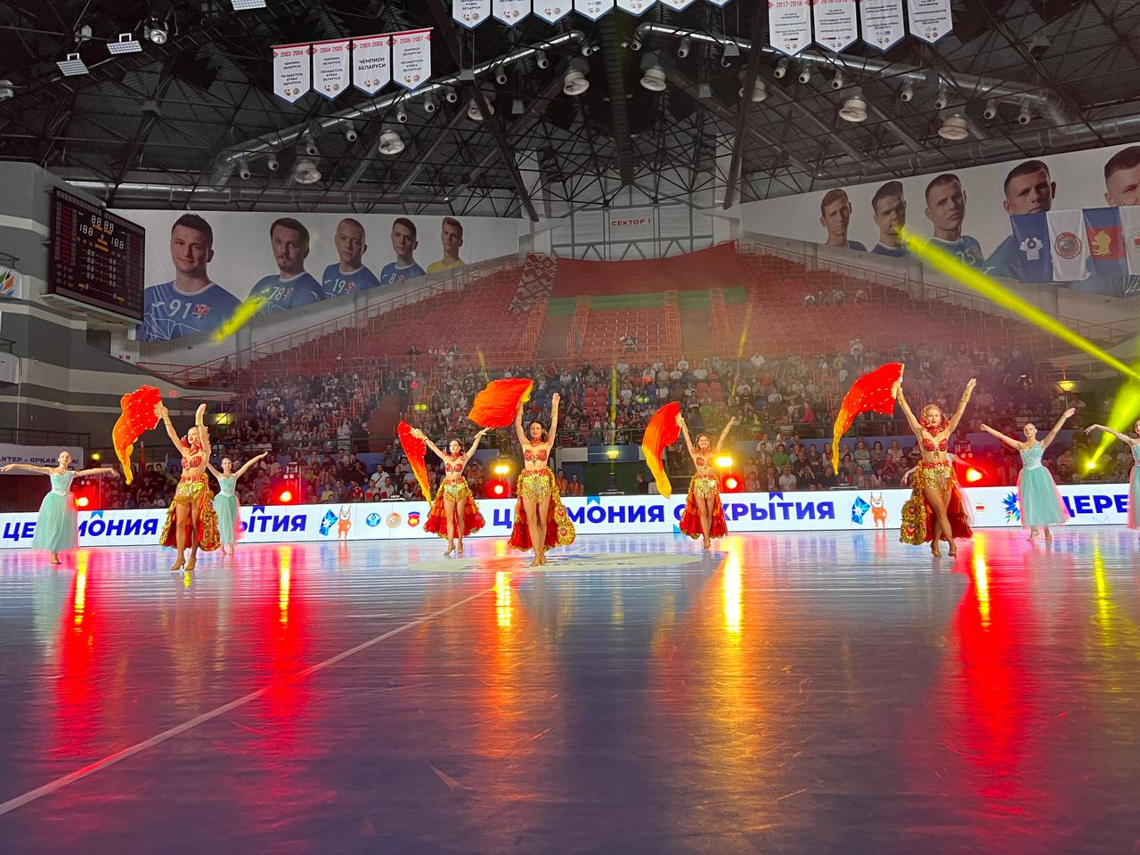 Зажигательные танцы и спортивное братство. В Бресте драйвово открыли турнир по гандболу