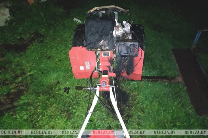 Облила бензином и подожгла: в Междулесье горел мотоблок