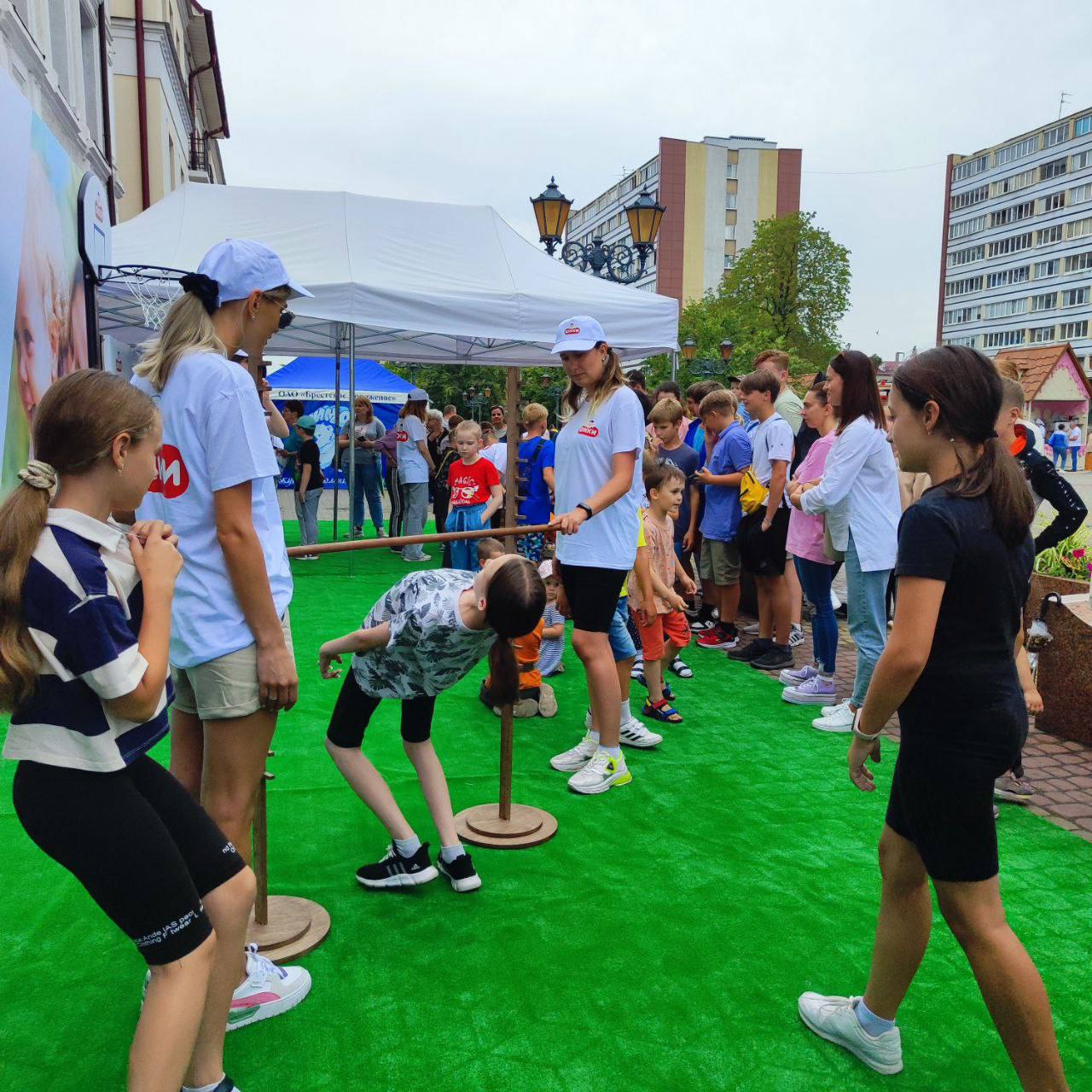 Такая атмосфера сейчас царит на брестском Арбате - улице Советской