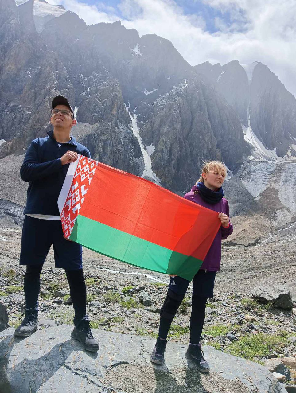 Брестчане подняли флаг Беларуси на Большой Актру