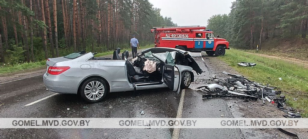 В Гомельской области в результате необдуманного маневра одного из водителей 1 человек погиб и 4 получили травмы