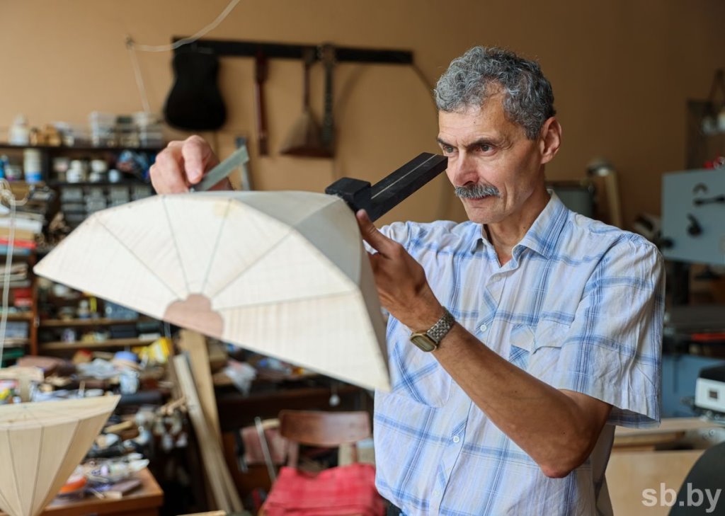 Житель Пинска Руслан Макаревич – единственный в Беларуси мастер по изготовлению балалаек и домр