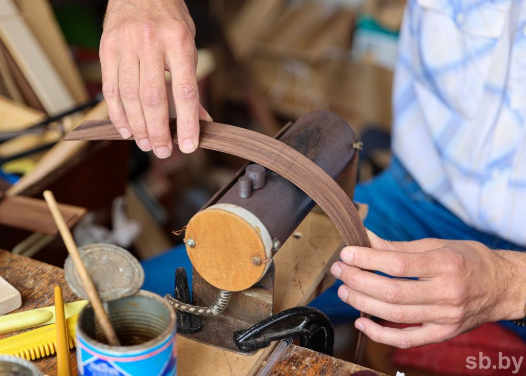 Житель Пинска Руслан Макаревич – единственный в Беларуси мастер по изготовлению балалаек и домр