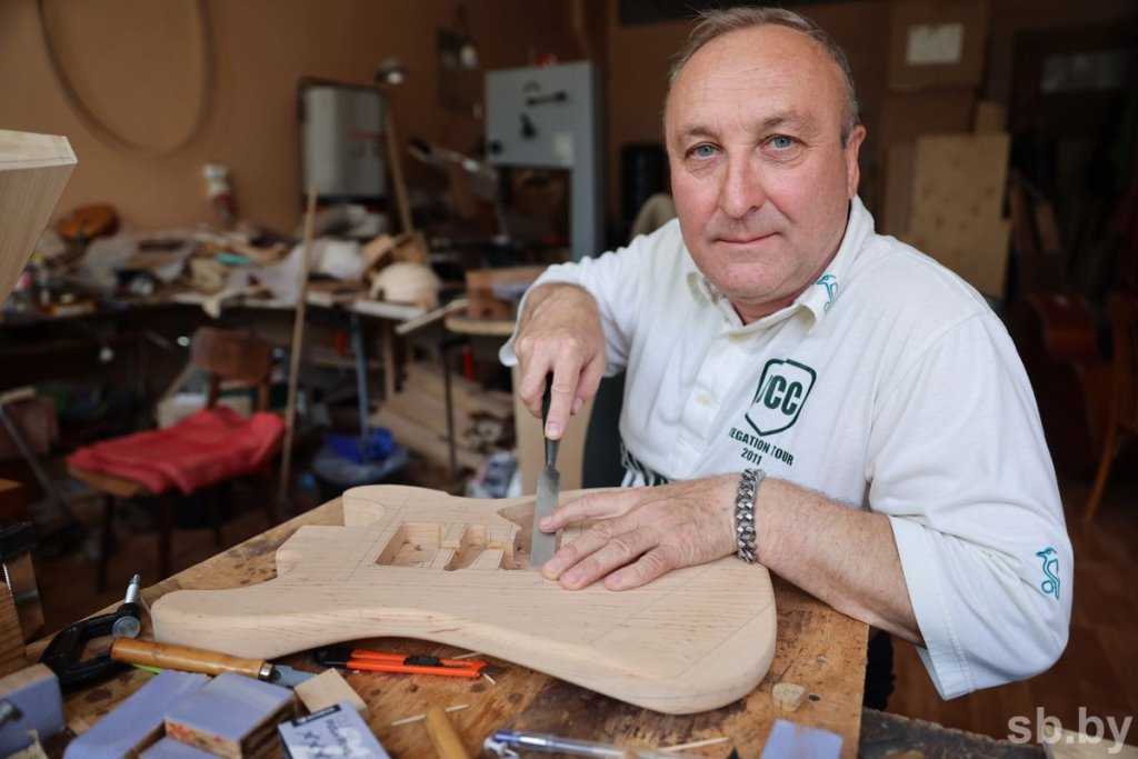 Житель Пинска Руслан Макаревич – единственный в Беларуси мастер по изготовлению балалаек и домр