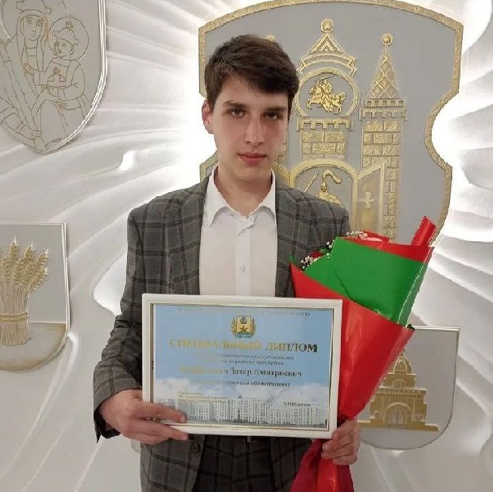 Абитуриент поступил в БГУ с 400 баллами. Какую специальность он выбрал