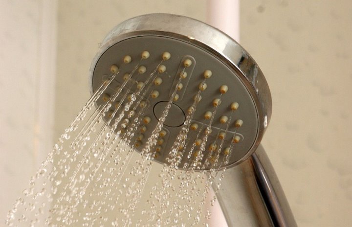 В Беларуси 20-летняя девушка принимала душ и погибла от удара током