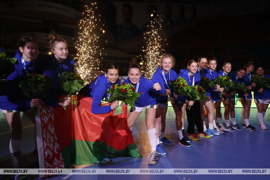 Горячая поддержка трибун, атмосфера дружбы и уважения на Играх. В Бресте наградили девушек-гандболисток