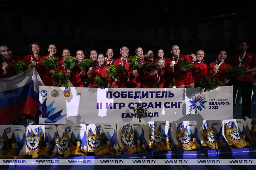 Горячая поддержка трибун, атмосфера дружбы и уважения на Играх. В Бресте наградили девушек-гандболисток