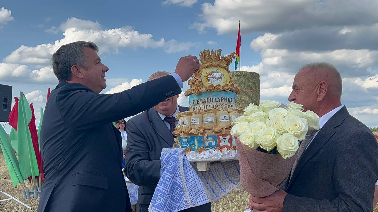 Хлеборобы Брестской области первыми в республике намолотили 1 млн тонн зерна