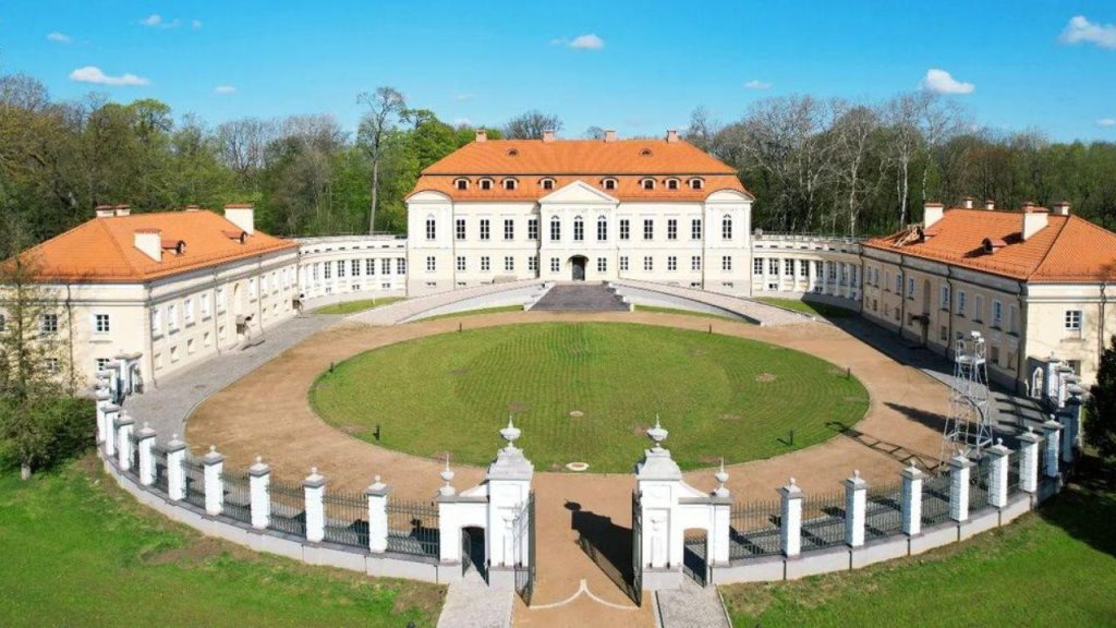 Сколько стоит сон в замке и на сеновале? Топ-5 необычных отелей в Беларуси