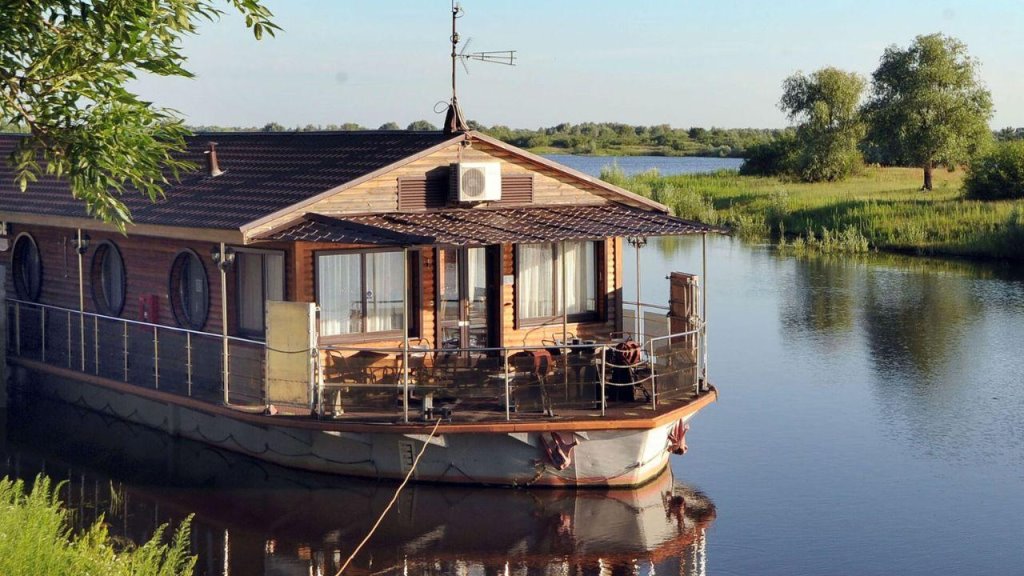 Сколько стоит сон в замке и на сеновале? Топ-5 необычных отелей в Беларуси