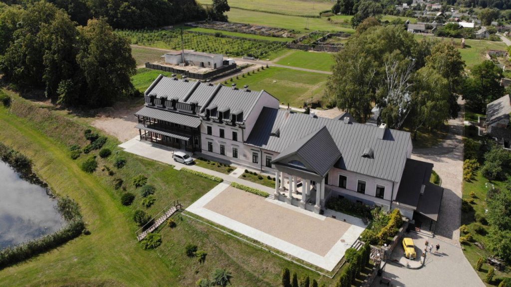 Сколько стоит сон в замке и на сеновале? Топ-5 необычных отелей в Беларуси