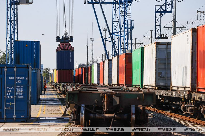 Грузы идут в Китай и Европу. Железнодорожники показали работу контейнерного терминала Брест-Северный