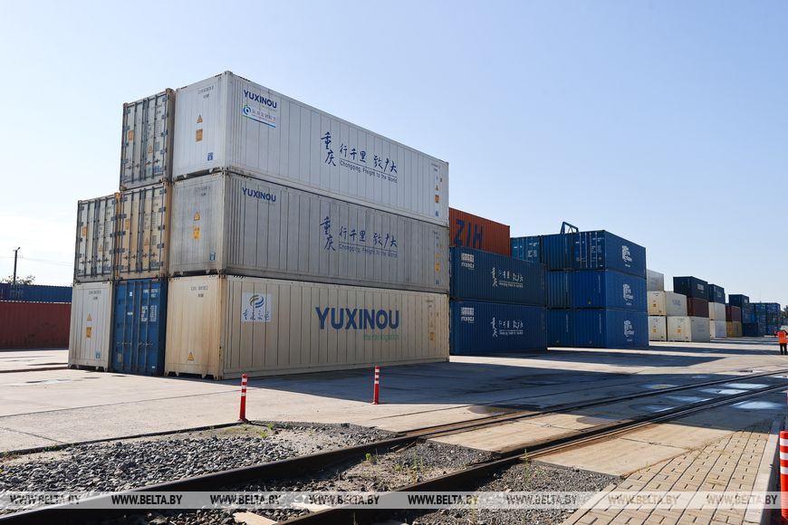 Грузы идут в Китай и Европу. Железнодорожники показали работу контейнерного терминала Брест-Северный