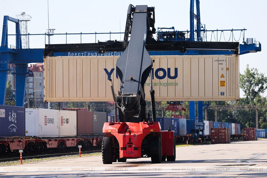 Грузы идут в Китай и Европу. Железнодорожники показали работу контейнерного терминала Брест-Северный