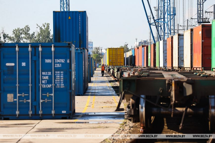 Грузы идут в Китай и Европу. Железнодорожники показали работу контейнерного терминала Брест-Северный