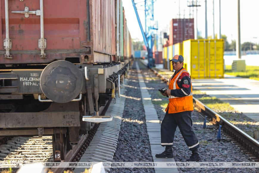 Грузы идут в Китай и Европу. Железнодорожники показали работу контейнерного терминала Брест-Северный