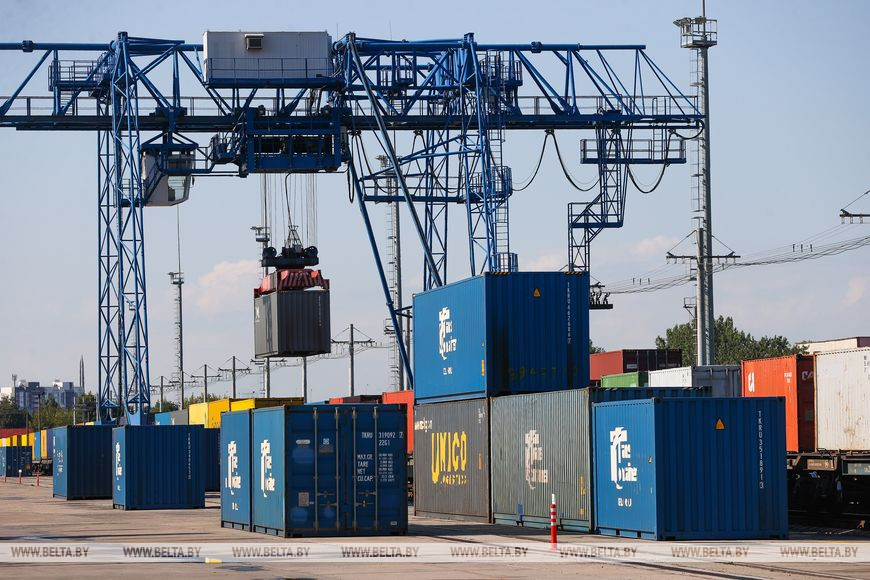 Грузы идут в Китай и Европу. Железнодорожники показали работу контейнерного терминала Брест-Северный