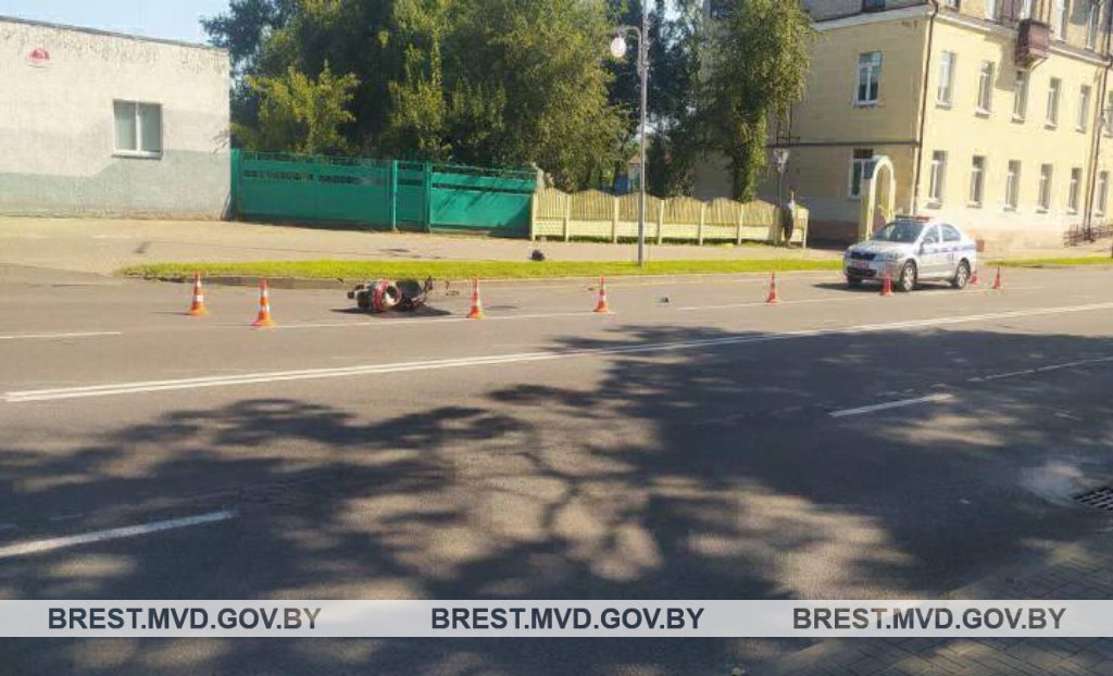 Водитель мопеда врезался в световую опору. Случай произошел на улице Брестской в Пинске