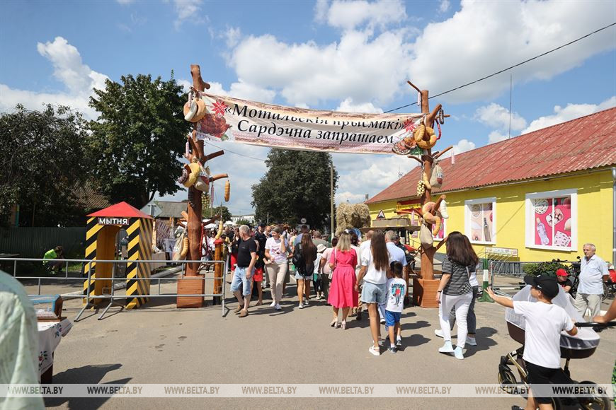 Угощения на каждом шагу. В Ивановском районе масштабно проводят фестиваль «Мотальскія прысмакі»