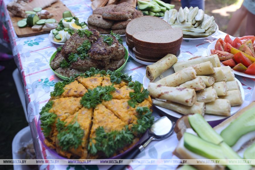 Угощения на каждом шагу. В Ивановском районе масштабно проводят фестиваль «Мотальскія прысмакі»