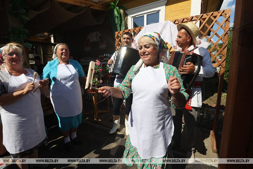 Угощения на каждом шагу. В Ивановском районе масштабно проводят фестиваль «Мотальскія прысмакі»
