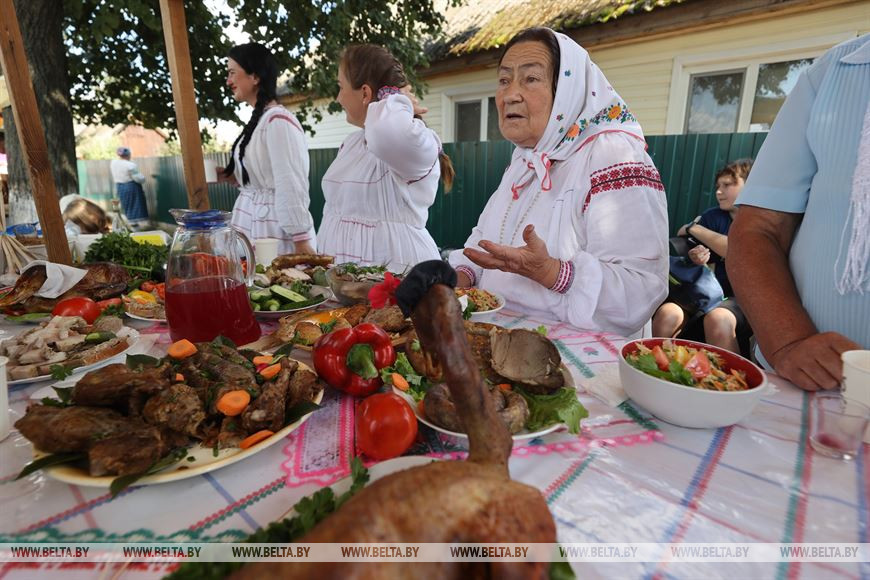 Угощения на каждом шагу. В Ивановском районе масштабно проводят фестиваль «Мотальскія прысмакі»