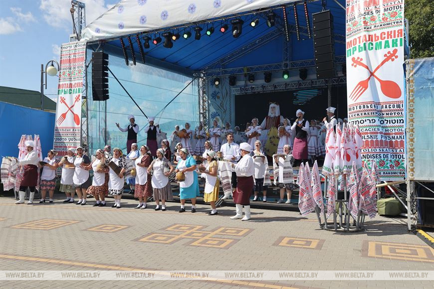 Угощения на каждом шагу. В Ивановском районе масштабно проводят фестиваль «Мотальскія прысмакі»
