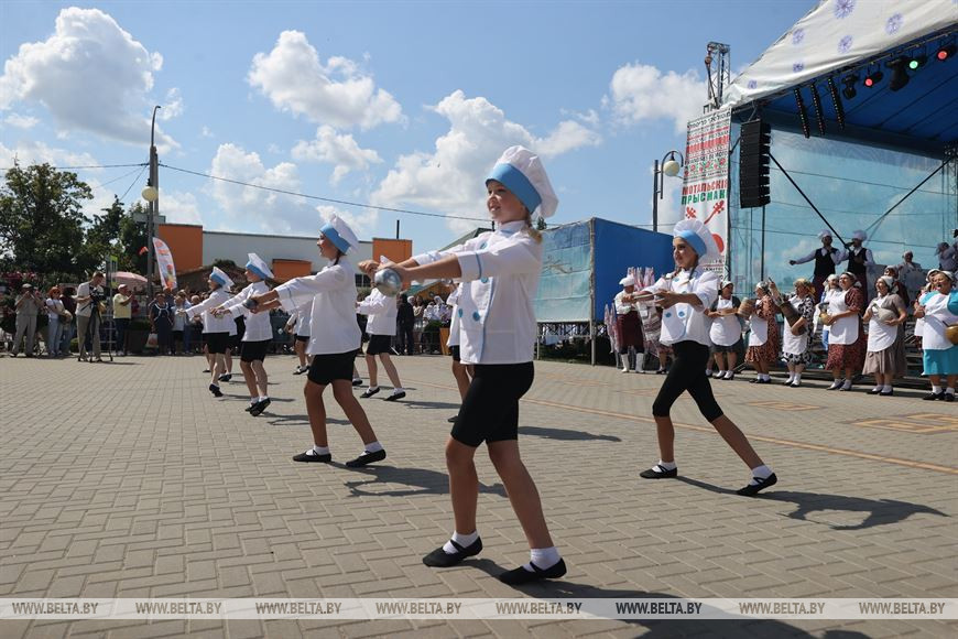Угощения на каждом шагу. В Ивановском районе масштабно проводят фестиваль «Мотальскія прысмакі»