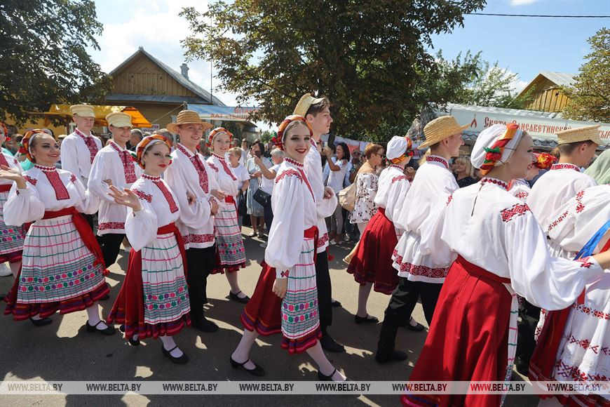 Угощения на каждом шагу. В Ивановском районе масштабно проводят фестиваль «Мотальскія прысмакі»