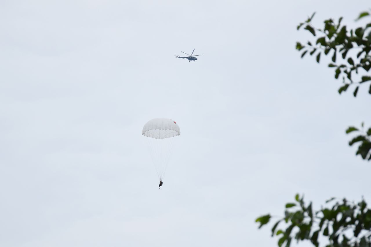 Под Брестом более 90 десантников совершили прыжки с парашютом на воду