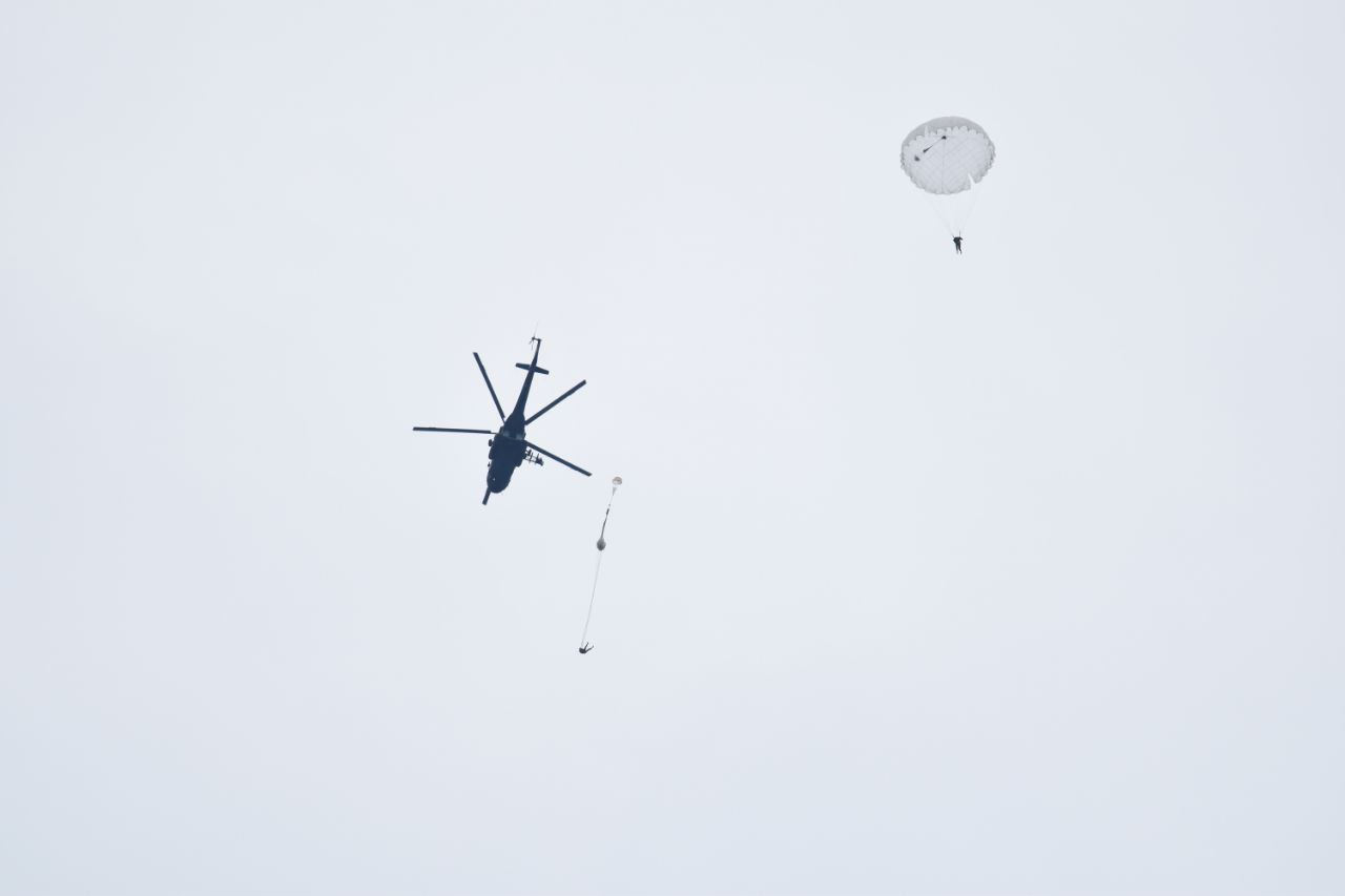Под Брестом более 90 десантников совершили прыжки с парашютом на воду