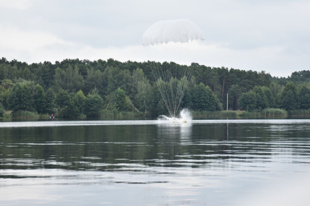 Под Брестом более 90 десантников совершили прыжки с парашютом на воду