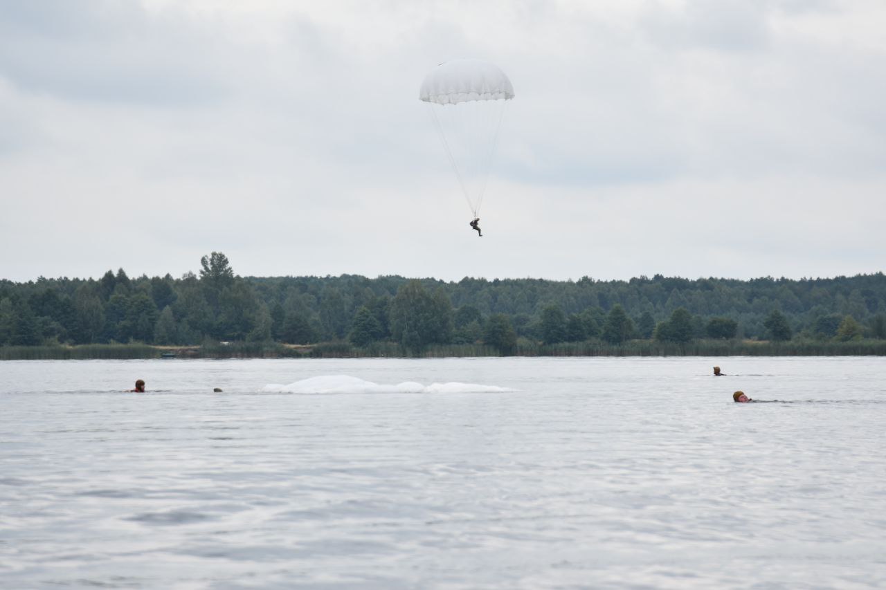 Под Брестом более 90 десантников совершили прыжки с парашютом на воду
