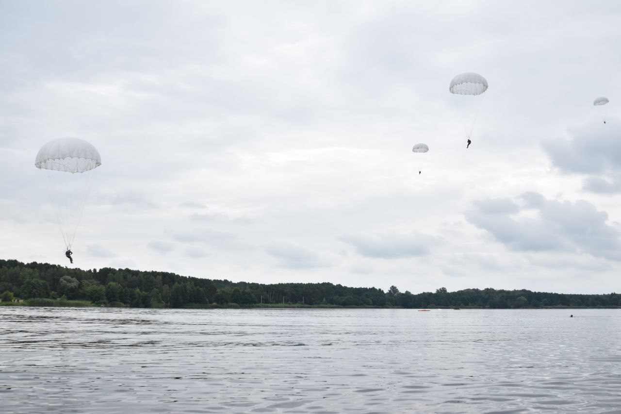 Под Брестом более 90 десантников совершили прыжки с парашютом на воду