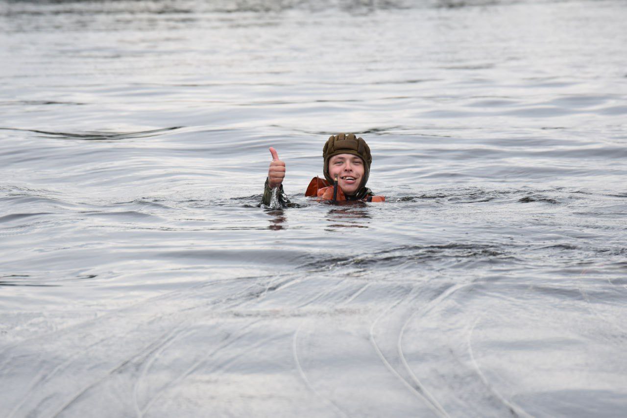 Под Брестом более 90 десантников совершили прыжки с парашютом на воду