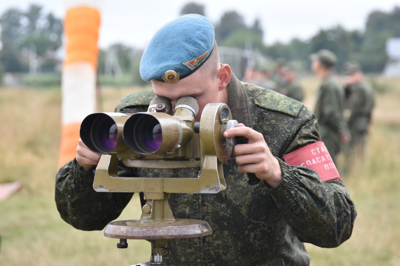 Под Брестом более 90 десантников совершили прыжки с парашютом на воду