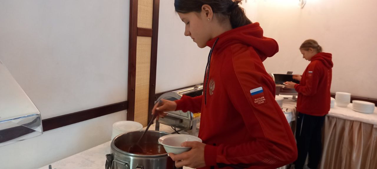 Нагрянули на обед в ресторан гостиницы «Интурист» и посмотрели, чем кормят участников II Игр стран СНГ