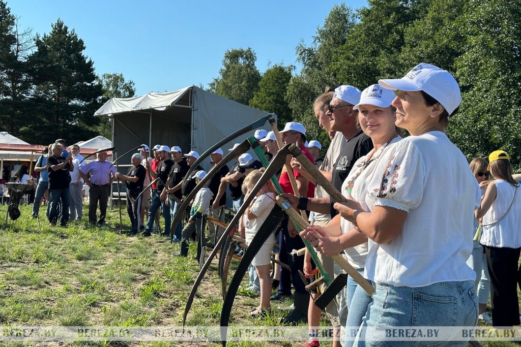В Березовском районе проходит экофестиваль «Споровские сенокосы»