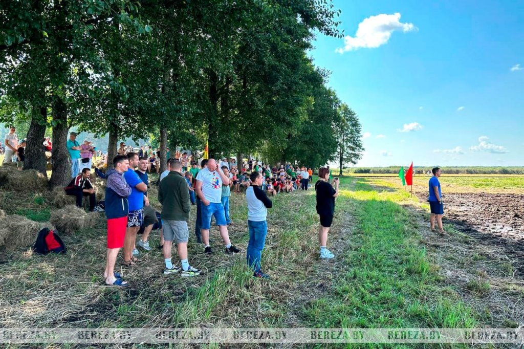 В Березовском районе проходит экофестиваль «Споровские сенокосы»