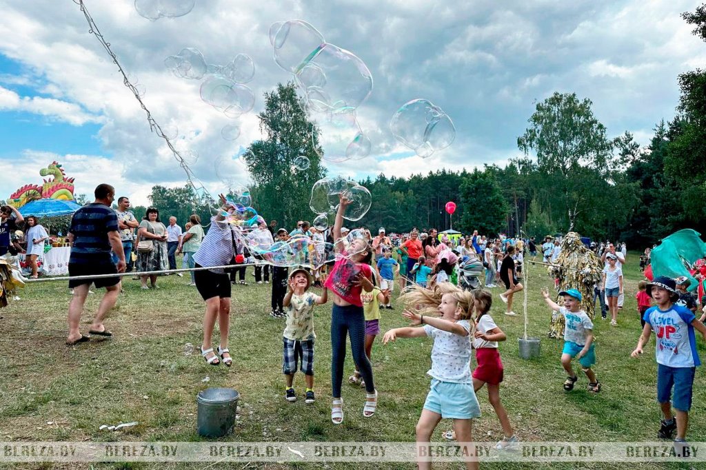В Березовском районе проходит экофестиваль «Споровские сенокосы»