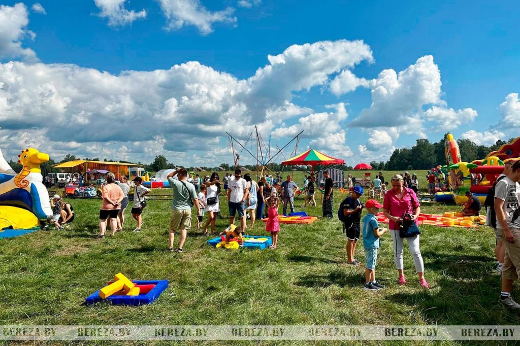 В Березовском районе проходит экофестиваль «Споровские сенокосы»