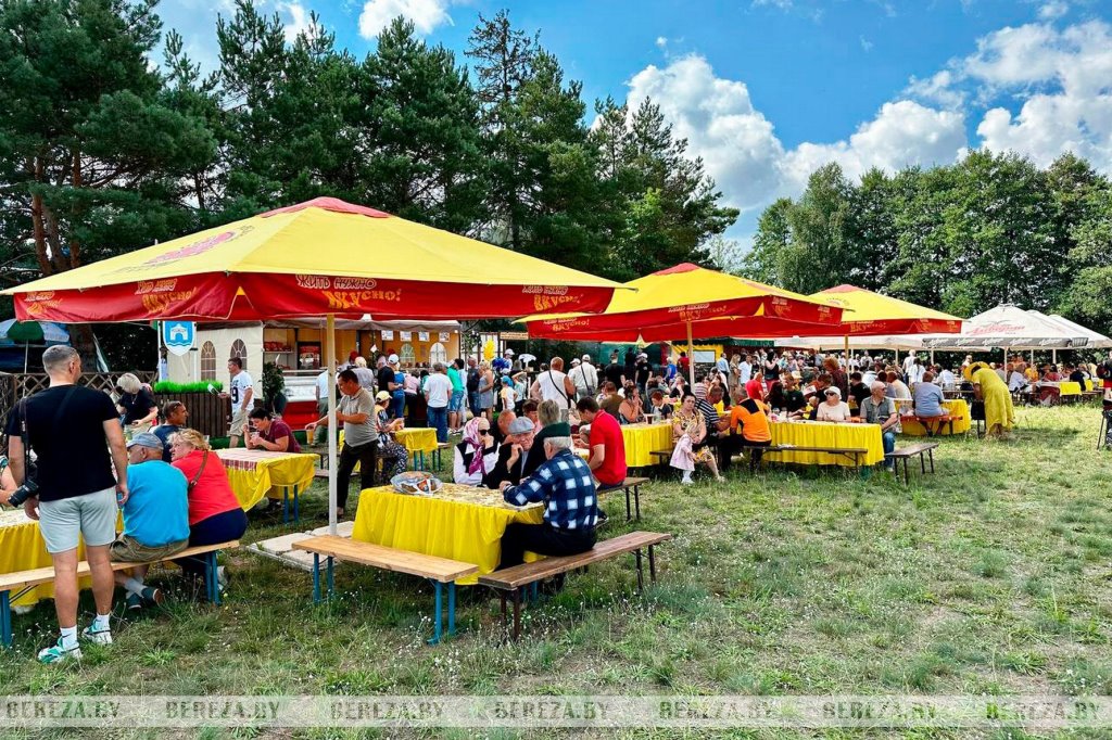 В Березовском районе проходит экофестиваль «Споровские сенокосы»