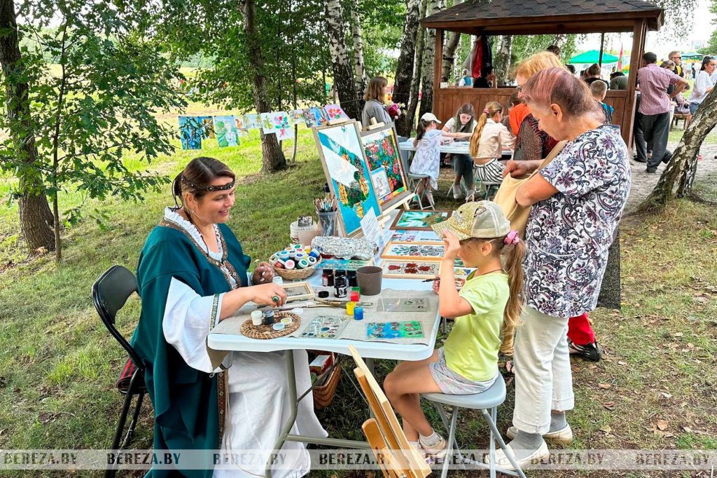 В Березовском районе проходит экофестиваль «Споровские сенокосы»