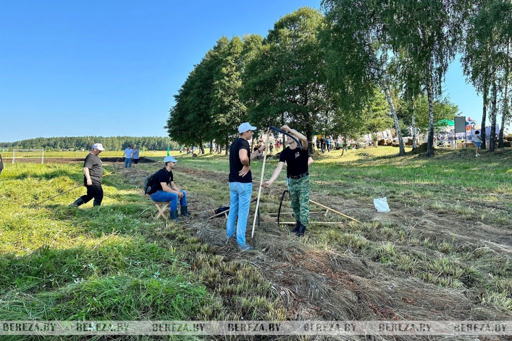 В Березовском районе проходит экофестиваль «Споровские сенокосы»