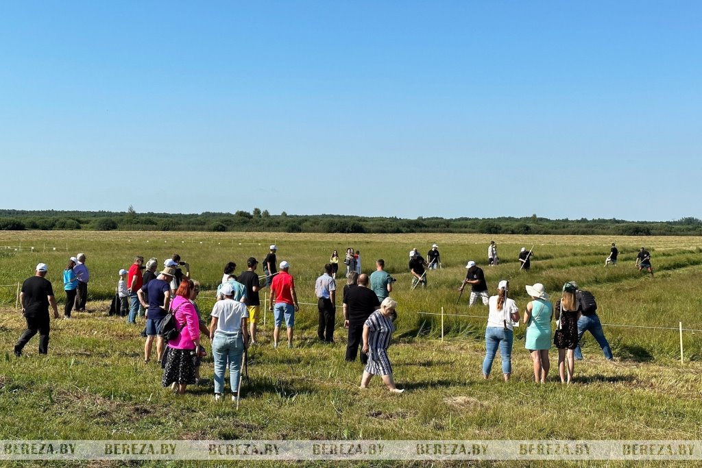 В Березовском районе проходит экофестиваль «Споровские сенокосы»