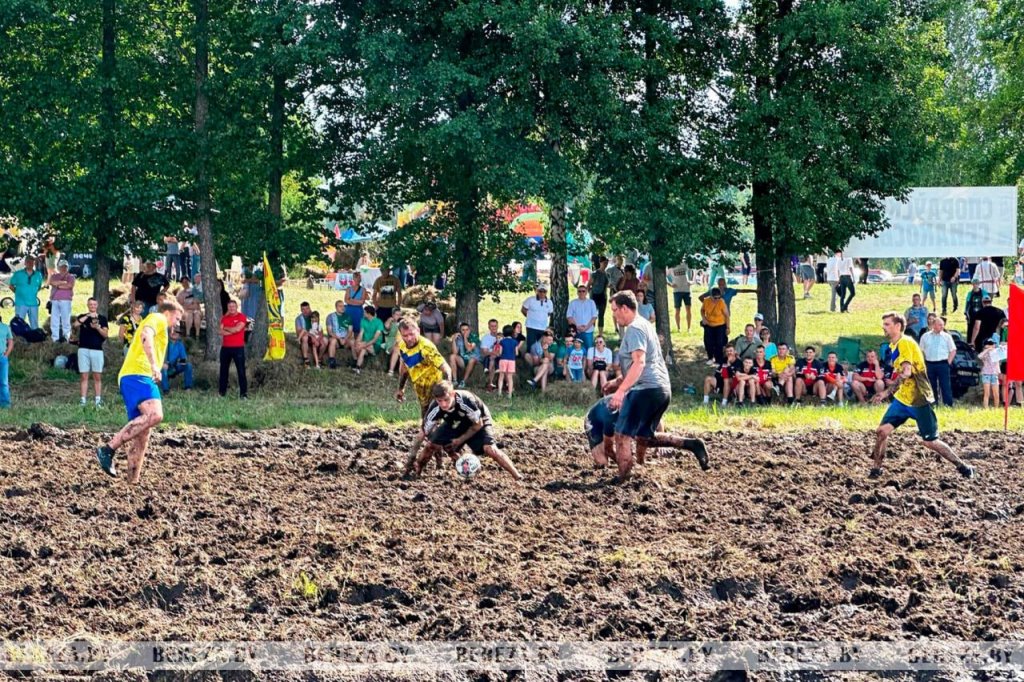 В Березовском районе проходит экофестиваль «Споровские сенокосы»