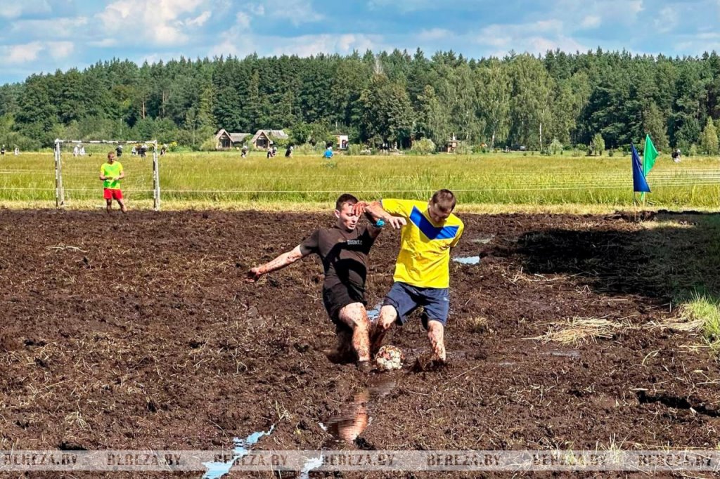 В Березовском районе проходит экофестиваль «Споровские сенокосы»