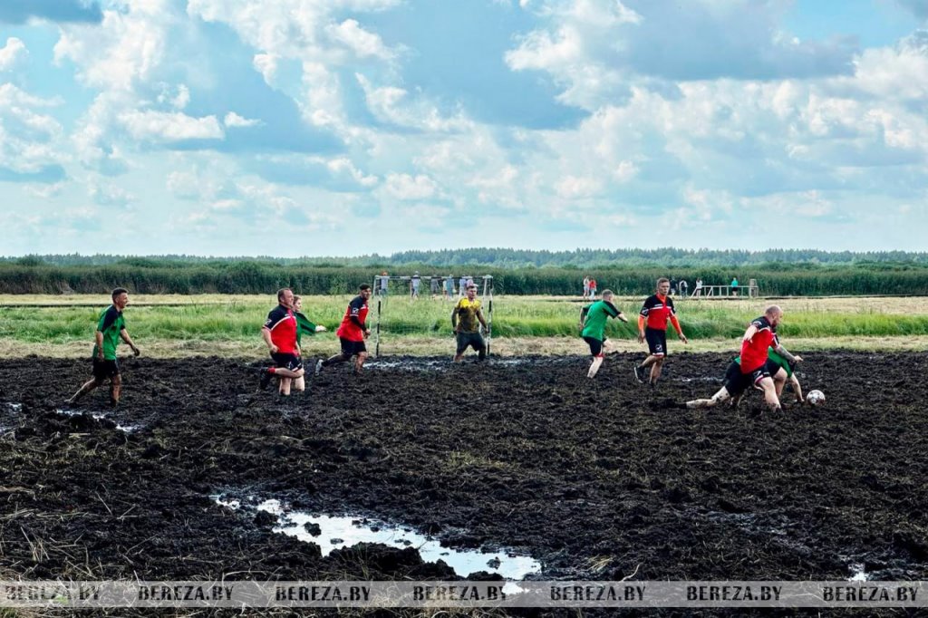 В Березовском районе проходит экофестиваль «Споровские сенокосы»